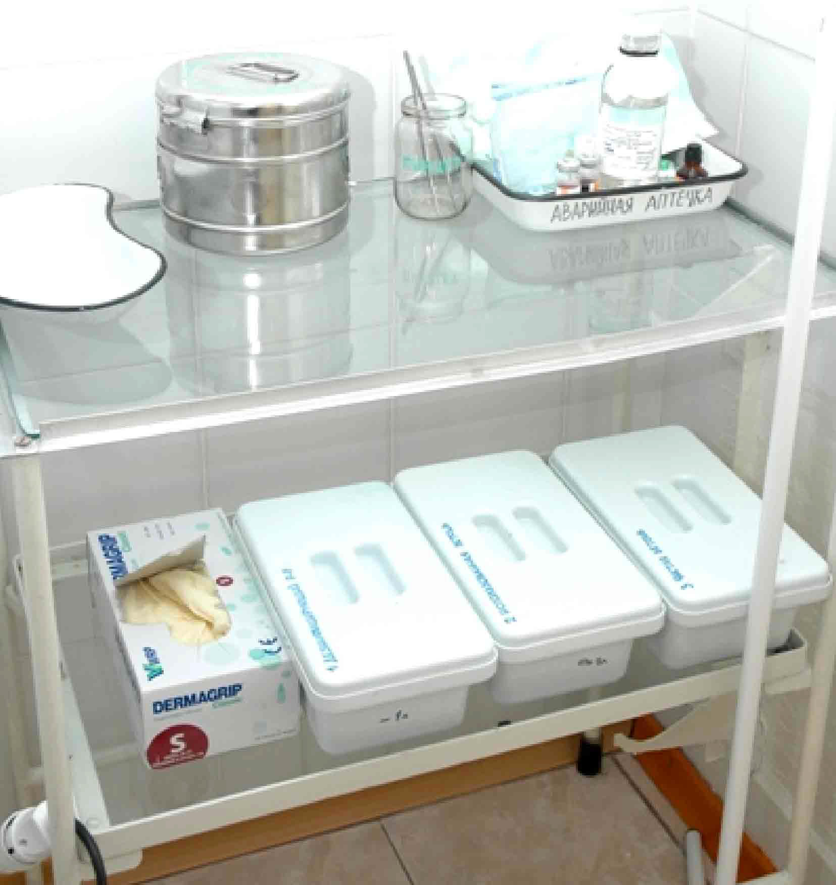 мини стерильный стол в процедурном кабинете